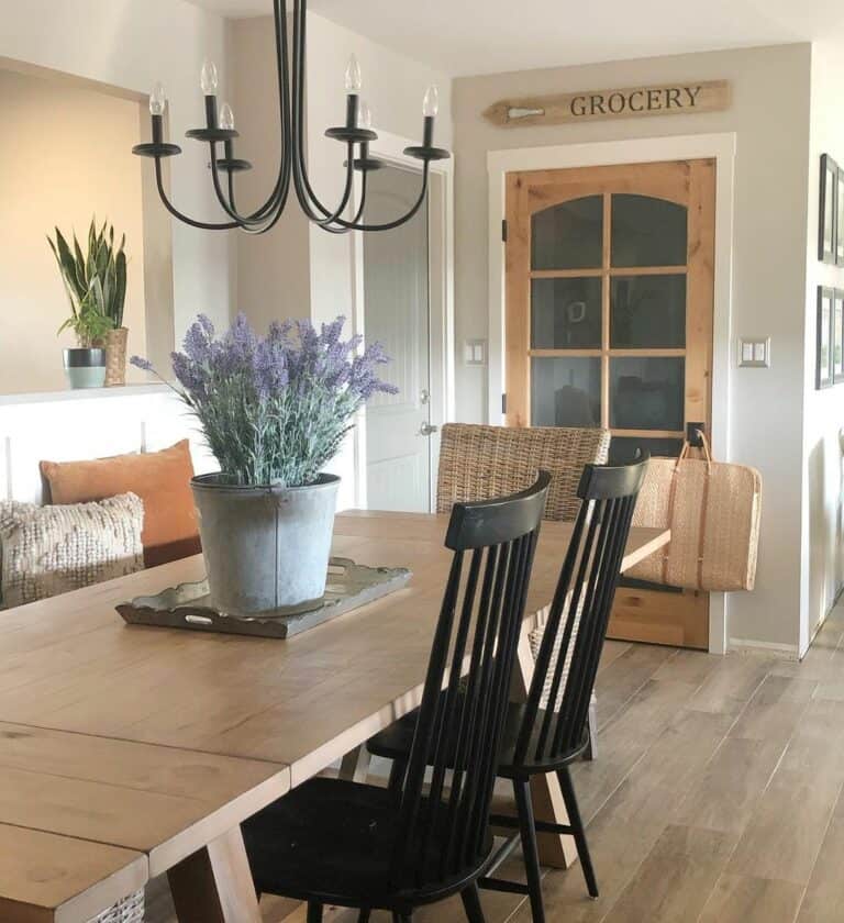 Wood Elements Embellish a Dining Room