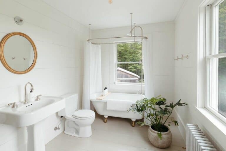 Clawfoot Bathtub With Wrap Around Curtain