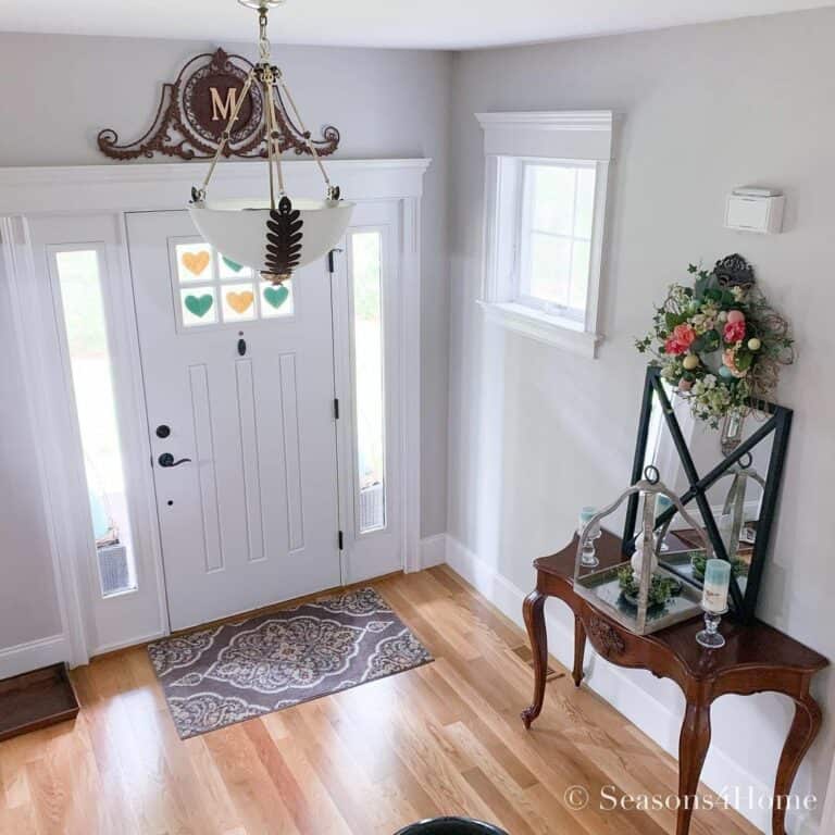Elegant Wood Console Table With Floral Décor