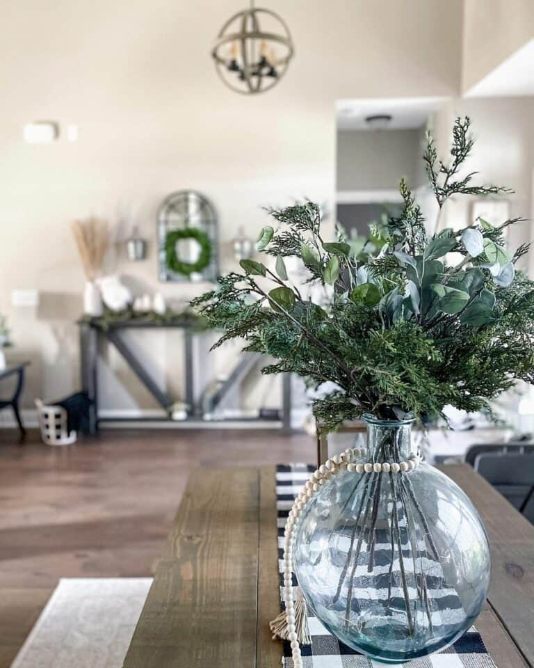 Clear Glass Vase Décor Ideas for a Farmhouse Dining Table