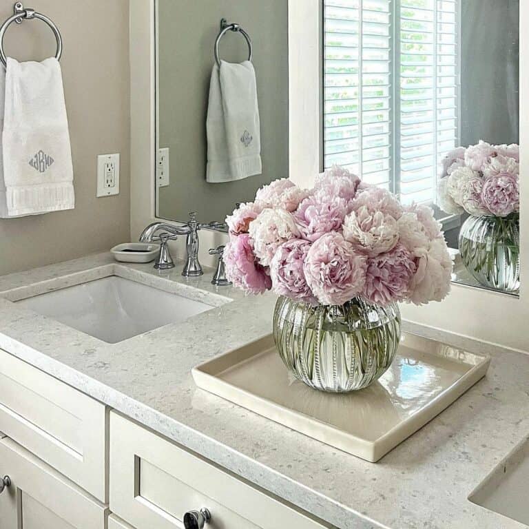 Glamorous Floral and Glass Vase Ideas for a Bathroom