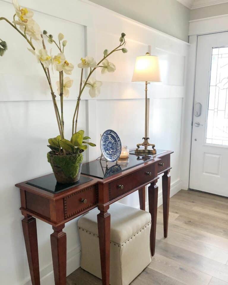 Entry Table Décor Ideas With Black Cherry Table
