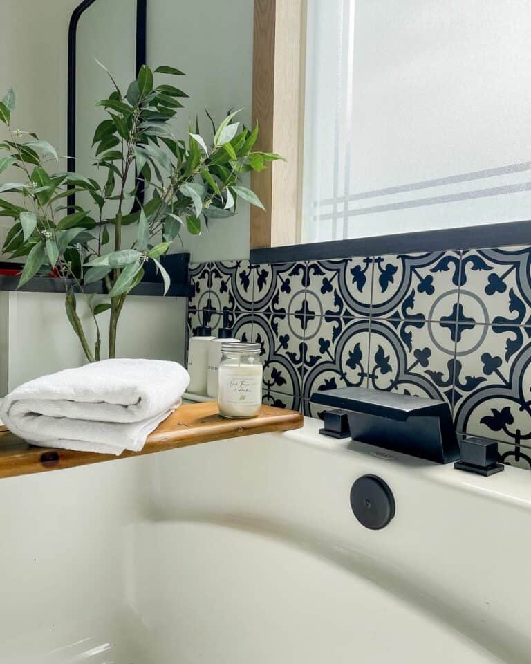 Farmhouse Bathroom Décor for Bathtubs