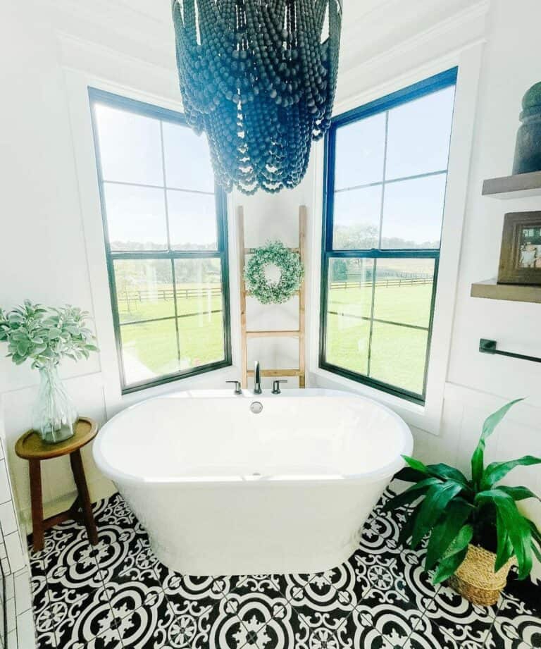 Black Décor in Modern Bathroom