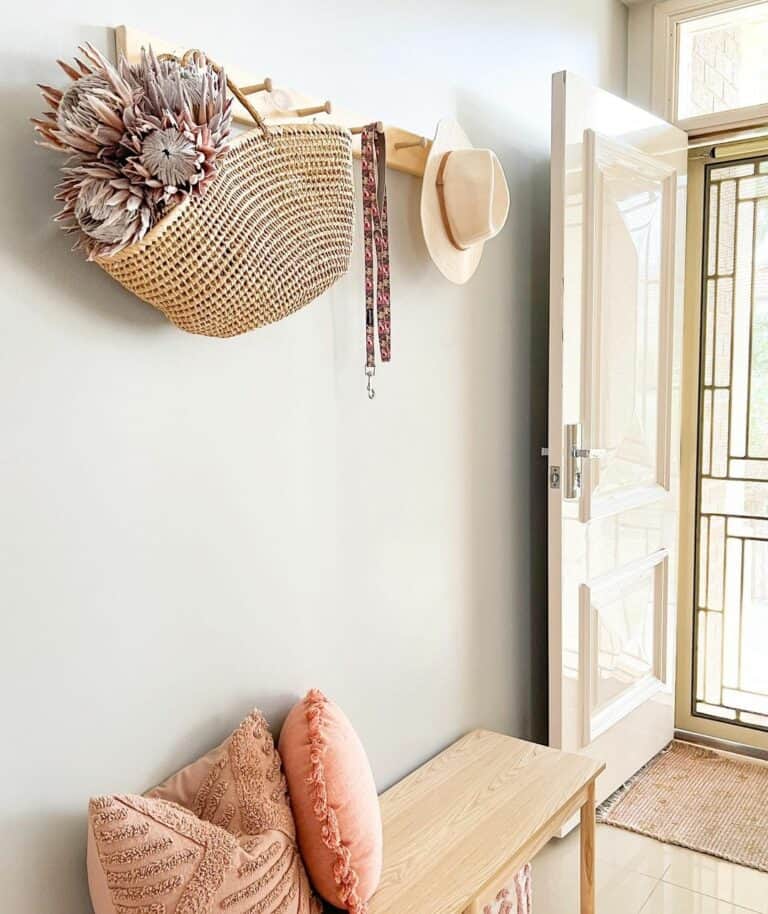 Neutral Cottage-style Entryway