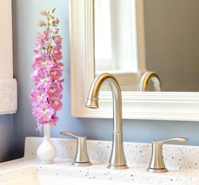Airy Bathroom With Floral Décor