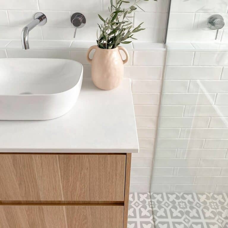 Vessel Sink Paired With Simple Accessories