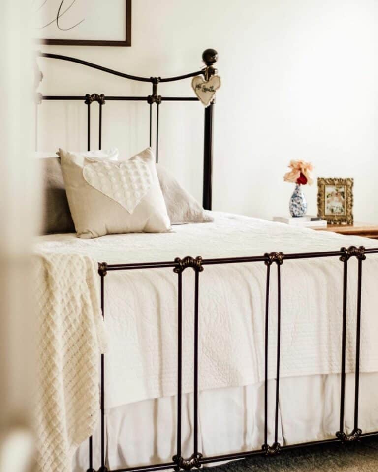 Simple Black and White Bedroom Design
