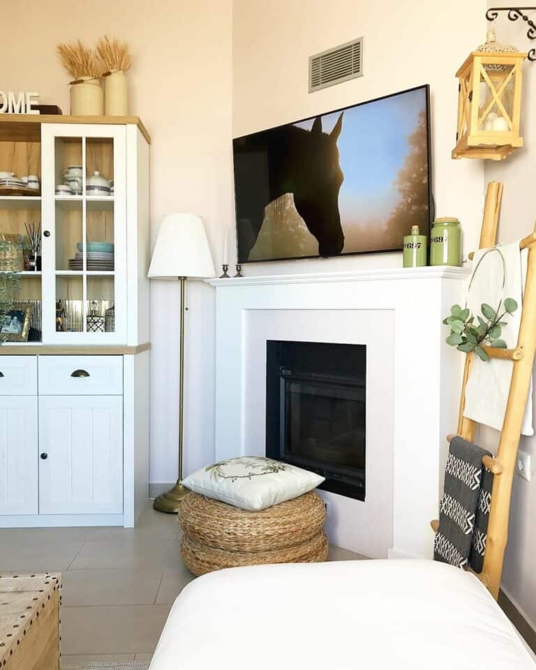 Uniquely Shaped Room Welcomes Creative Décor