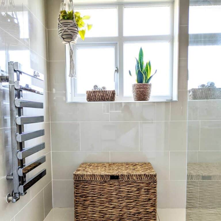 Modern Bathroom With Woven Décor