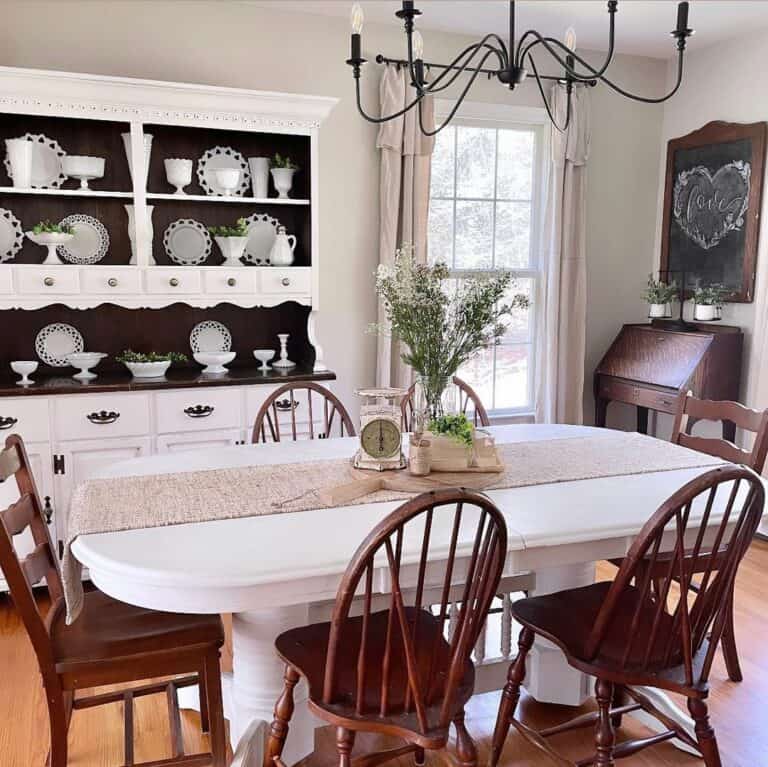 Simple Floral Centerpieces for a Farmhouse Dining Table