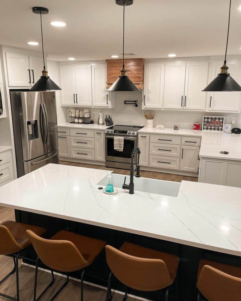 Black and White Kitchen Hardware Ideas