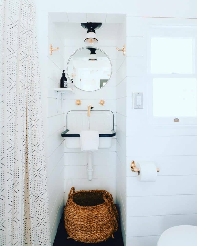 Bathroom Features in an Alcove