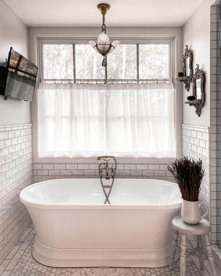 Café Curtains Provide Bathtub Privacy