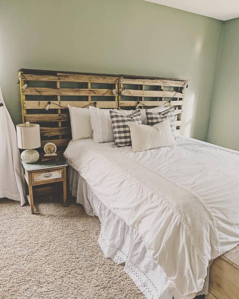 Pallet Headboard in Farmhouse Bedroom