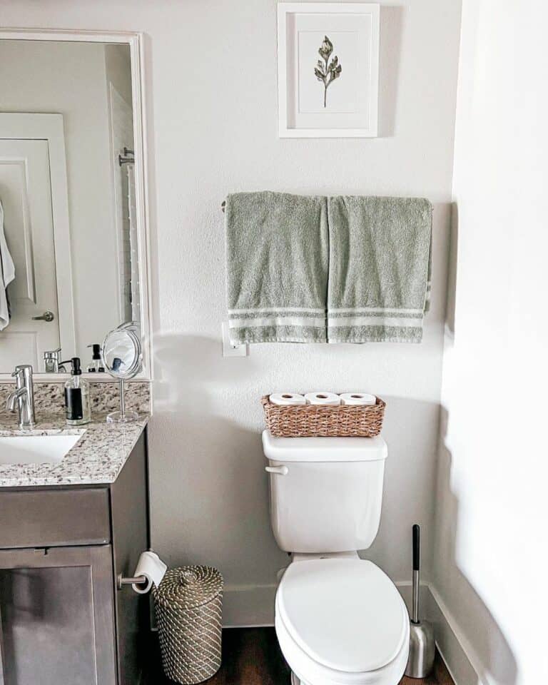 Classic Towel Rod in Neutral Bathroom
