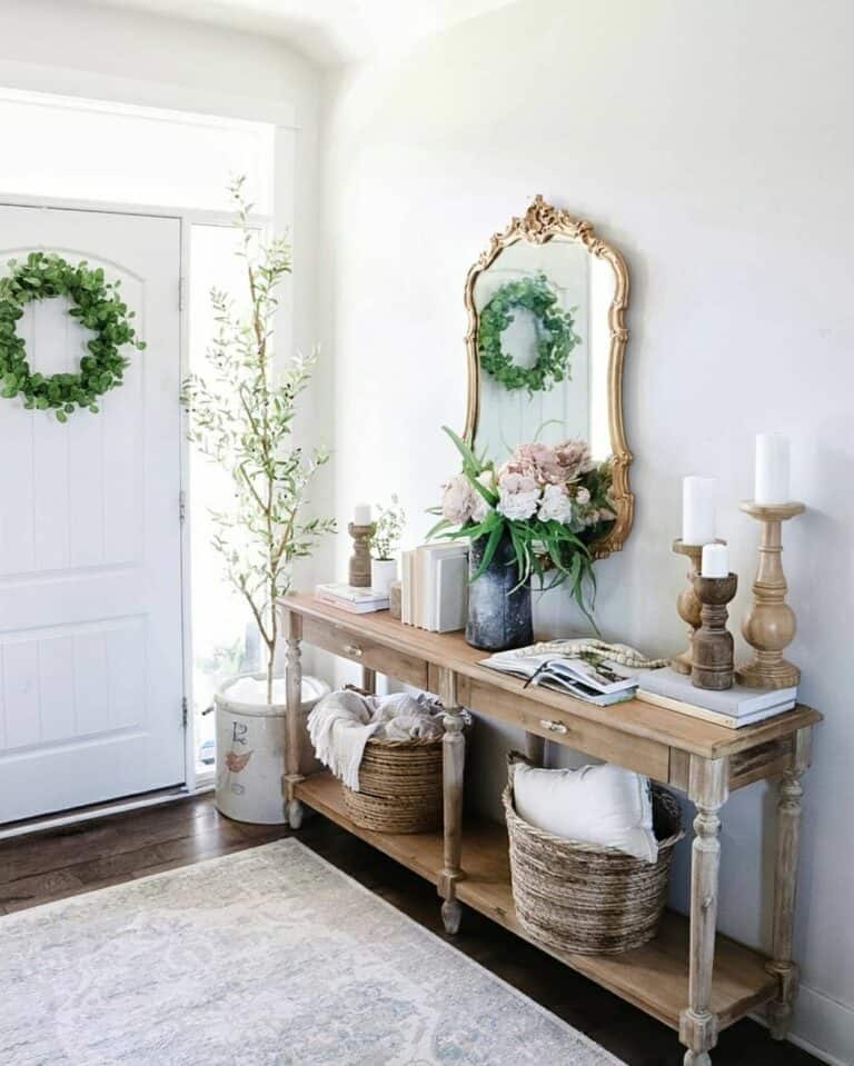 Brown and Whtie Entryway Tablescape