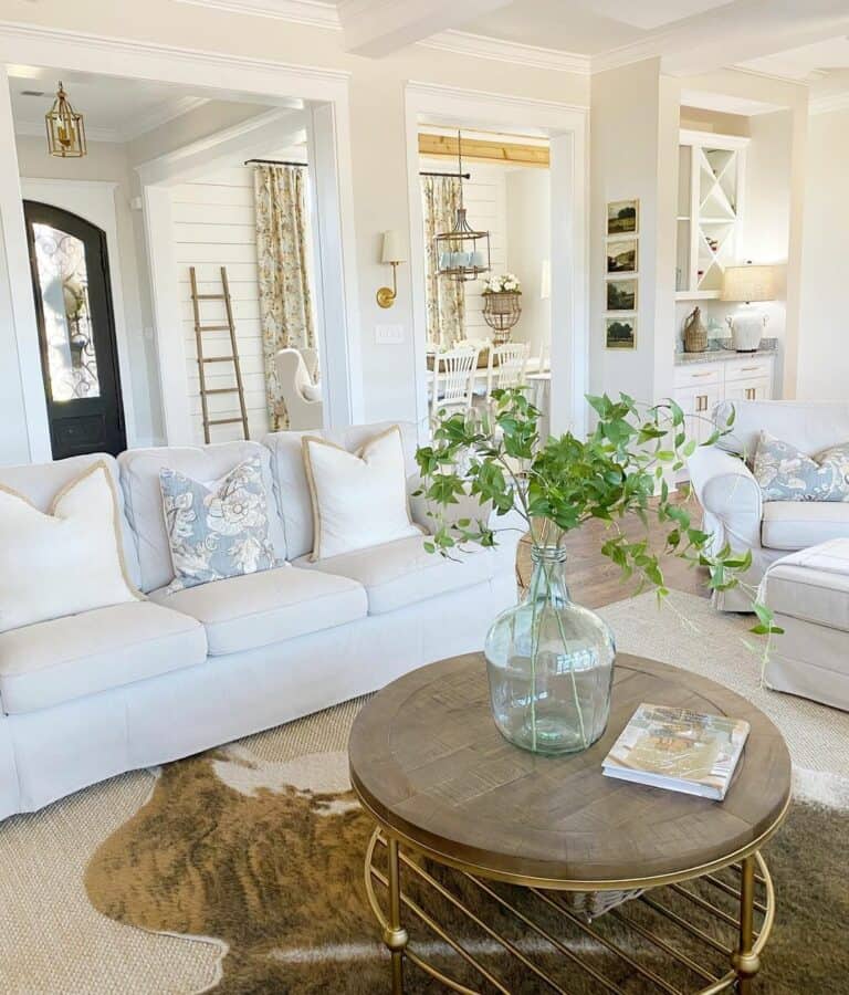 Subtle Blue Décor With Patterned Cushions